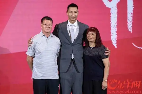中国男篮领军人物易建联_易建联nba照片_易建联退役仪式