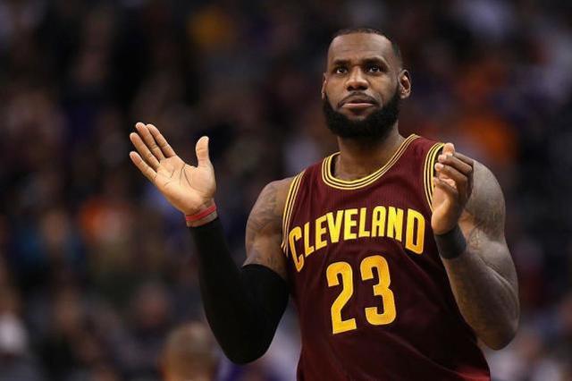 韦德球衣退役球队_nba各球队退役球衣_詹姆斯风尘四侠退役球衣