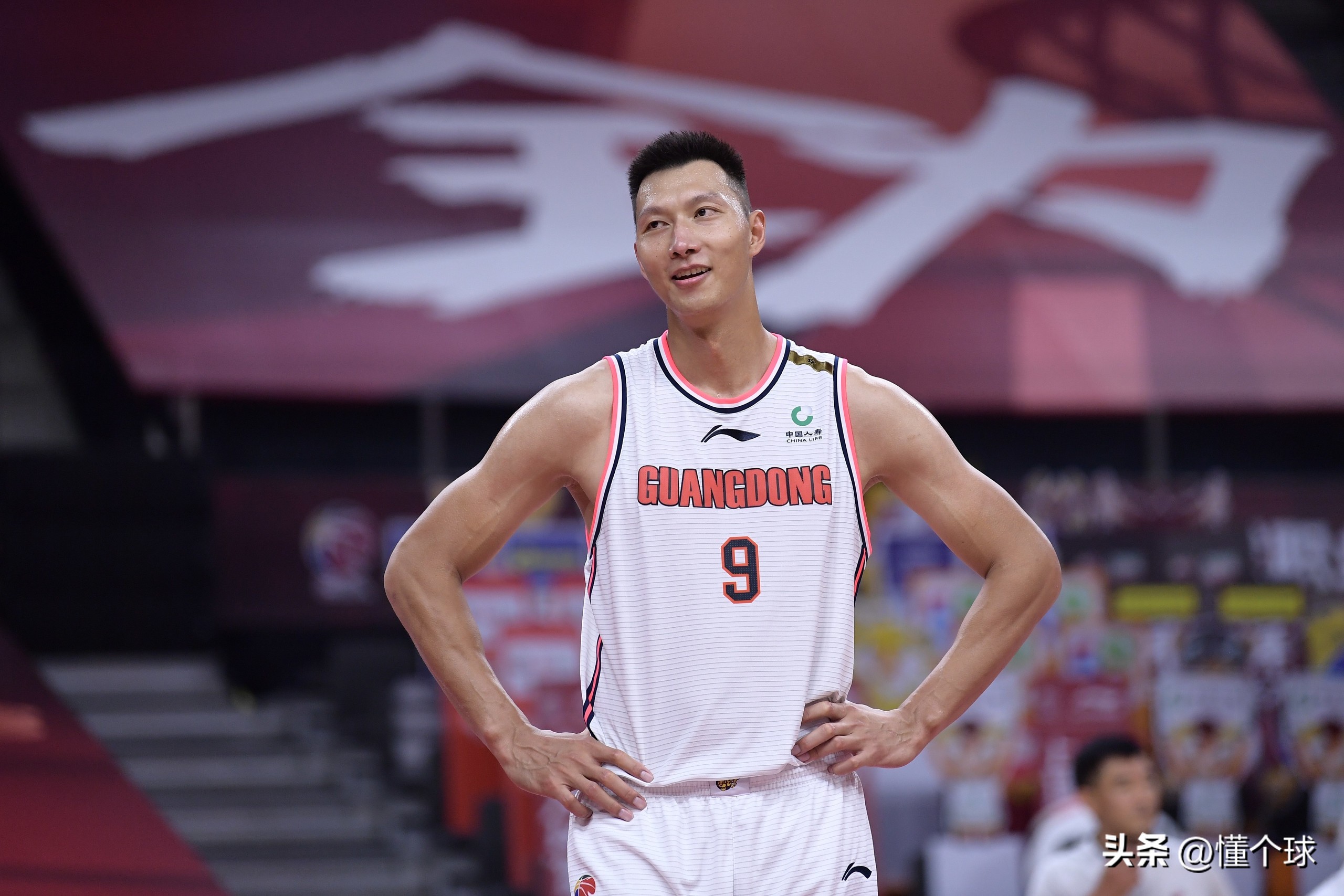 易建联NBA薪资对比CBA_易建联效力的nba球队_易建联离开NBA原因分析