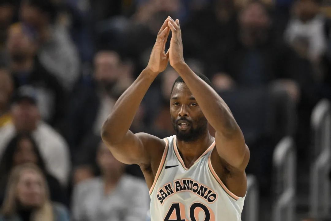 NBA 常规赛勇士主场迎战马刺末节遭逆转