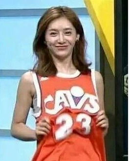 NBA美女主持美娜走红网络她为何能成为