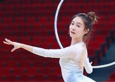NBA最美女主播美娜_NBA美女主持美娜_nba女主持人