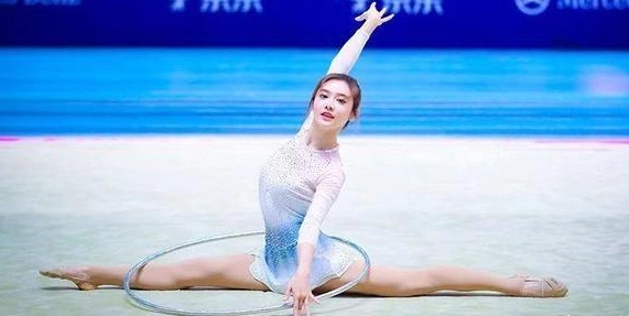 nba女主持人_NBA美女主持美娜_NBA最美女主播美娜