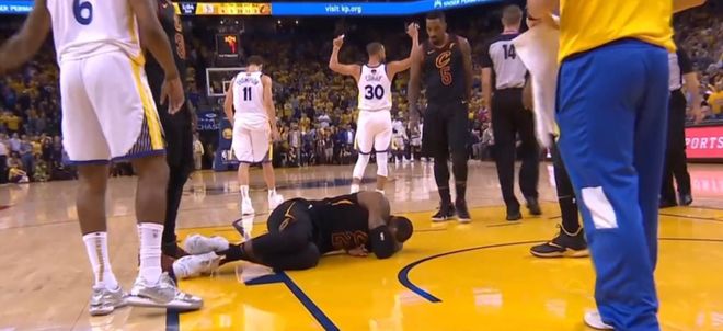 nba假摔_NBA假摔严惩新规_詹姆斯假摔退役传闻