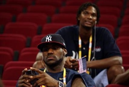 NBA球星玩手机图片_nba球星手机_奥尼尔玩手机图片