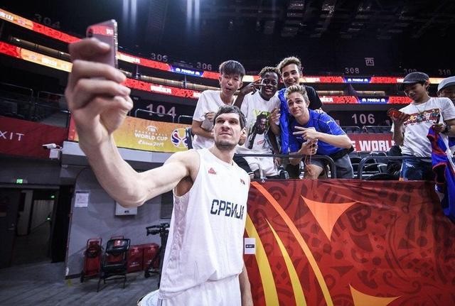 奥尼尔玩手机图片_NBA球星玩手机图片_nba球星手机