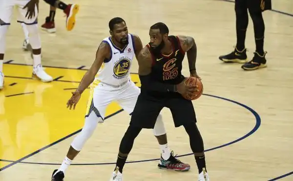 杜兰特詹姆斯对位分析_詹姆斯NBA总决赛纪录_nba总决赛詹姆斯数据