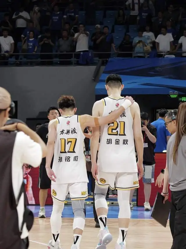 CBA生涯第10个赛季夺冠胡金秋拒NBA邀请如今他后悔了