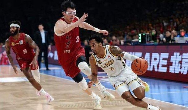 CBA总决赛周琦狂砍31分10篮板为何仍无缘总冠军