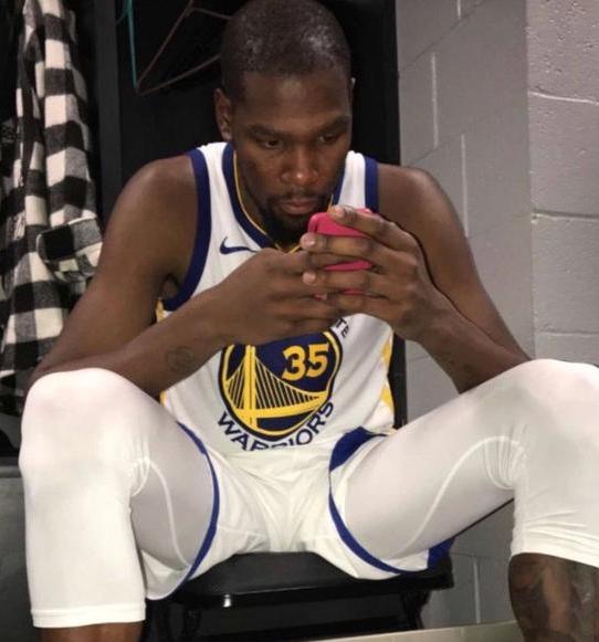 NBA球员手机使用困难_nba球星手机_姚明手机使用情况