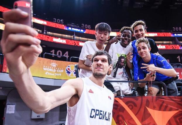 姚明手机使用情况_NBA球员手机使用困难_nba球星手机