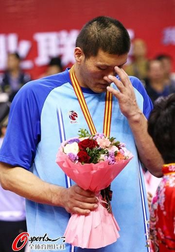 CBA总决赛新疆广东恩怨_杜锋查尔斯冲突事件_CBA总决赛广东对新疆