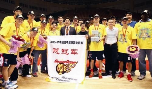 CBA总决赛新疆广东恩怨_杜锋查尔斯冲突事件_CBA总决赛广东对新疆