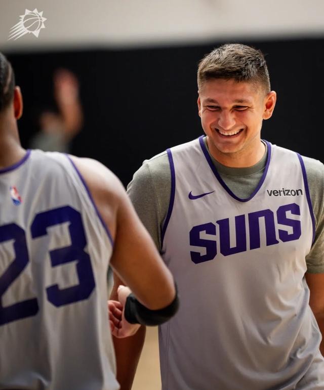 NBA球员如何增重_NBA球员休赛期增重_太阳队后卫格雷森-阿伦增重