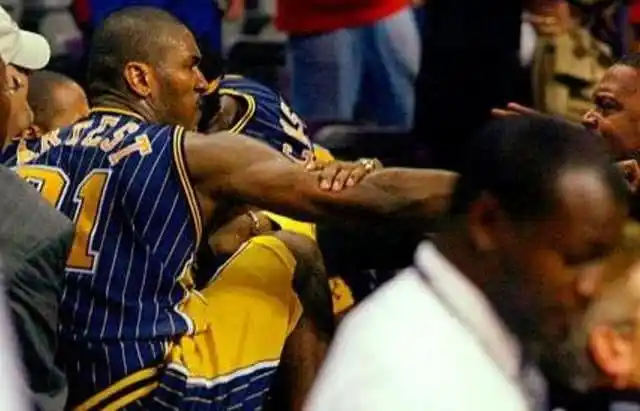 NBA球星球迷冲突_nba打球迷事件_詹姆斯球迷口角