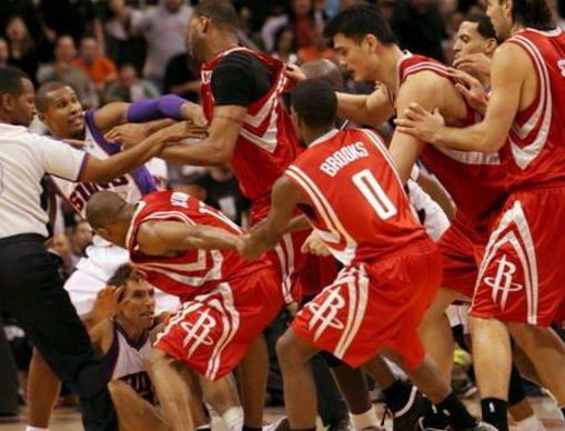 NBA赛场惊现暴力斗殴2004年那次究竟有多疯狂