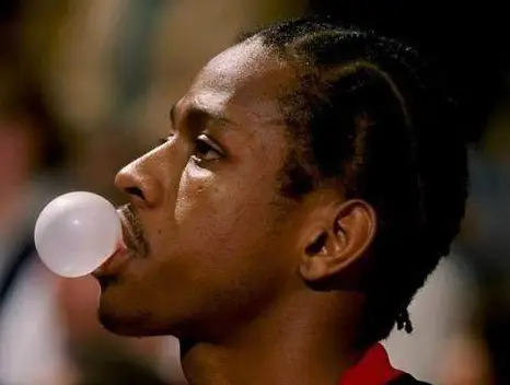 NBA球星牙套潮流_NBA球星嚼口香糖失宠原因_nba场边口香糖