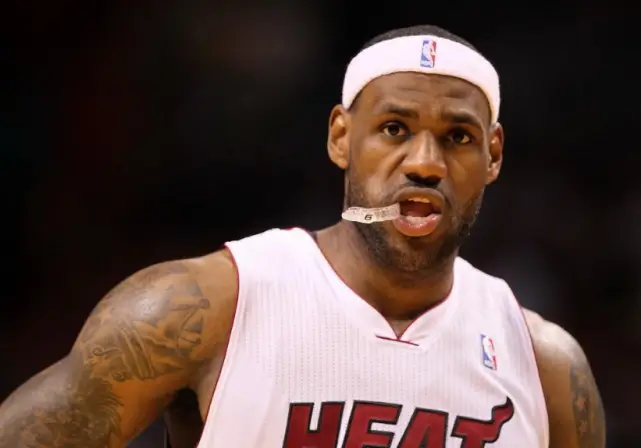 nba场边口香糖_NBA球星嚼口香糖失宠原因_NBA球星牙套潮流