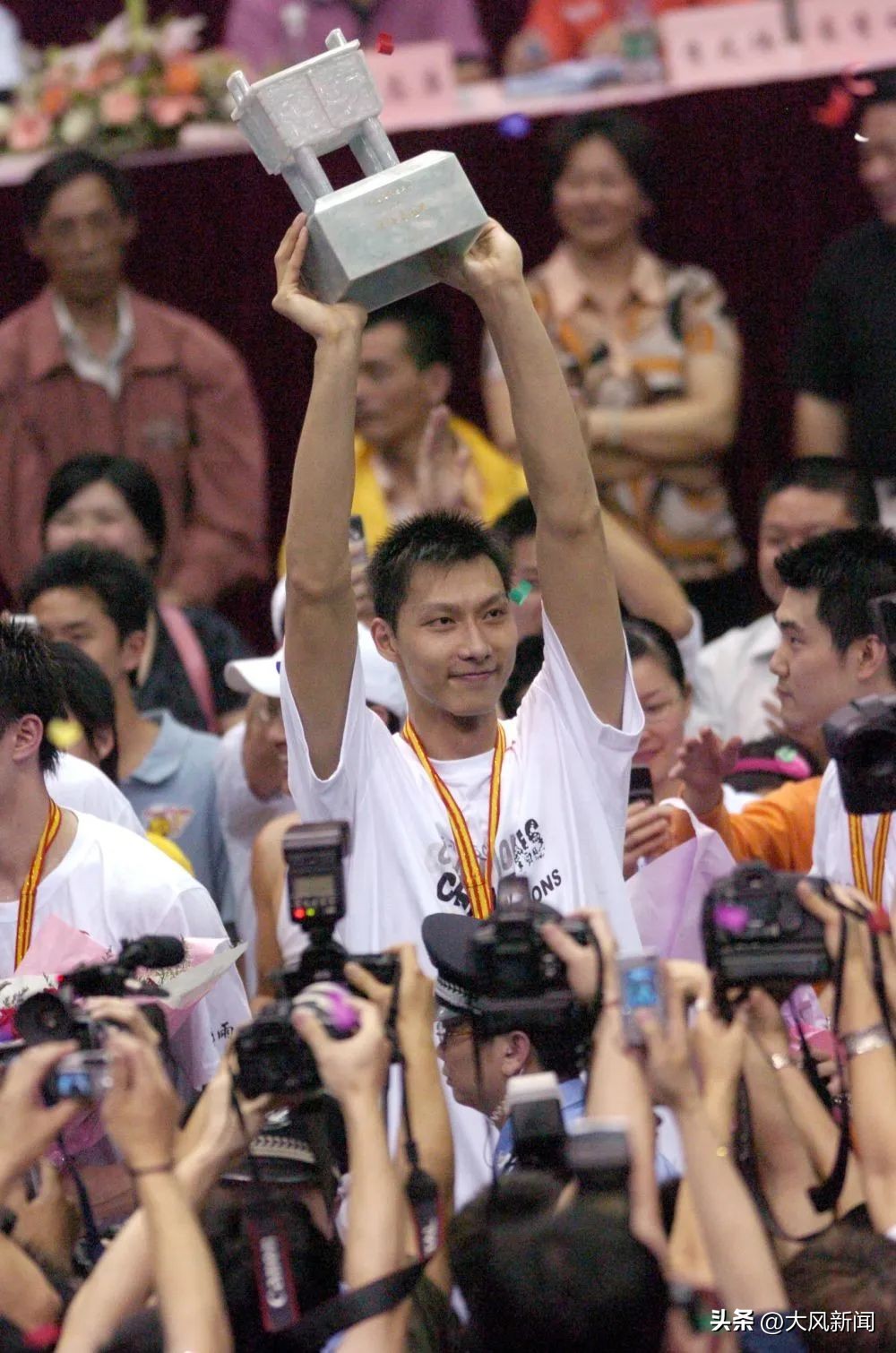 易建联重回nba_易建联篮球生涯回顾_中国男篮08黄金一代退役