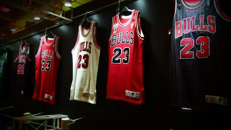 聊聊NBA历史上那些丑球衣公牛红篮球衣竟未上榜
