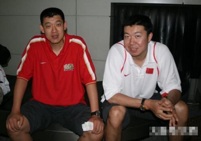 难怪CBA虎王孙军从不晒自己妻子，看到真容后，我也不舍得！