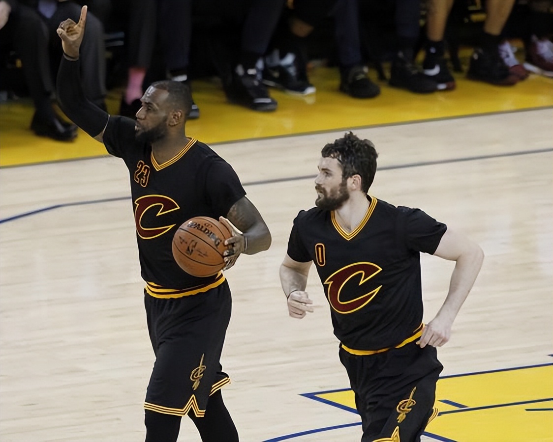 nba球队短袖_NBA短袖球衣时尚潮流_篮球球衣变革历史