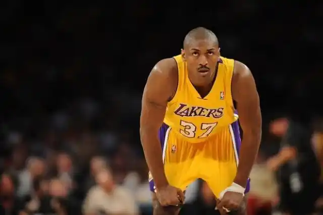 NBA历史上最强壮的十大球星阿泰斯特上榜他还引发过奥本山宫殿事件