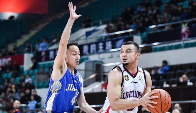 江苏cba球员_史鸿飞CBA生涯回顾_江苏男篮本赛季表现