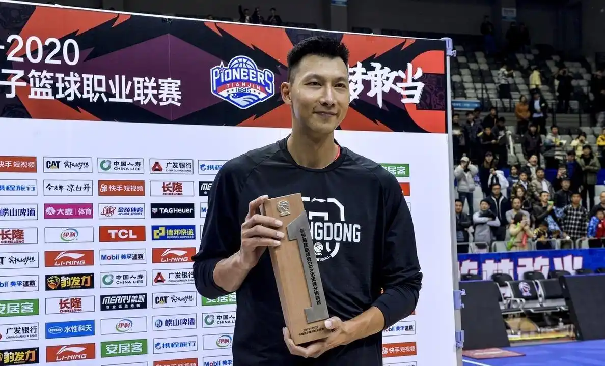 易建联球衣nba_易建联转身暴扣意难平_易建联NBA生涯最后一战