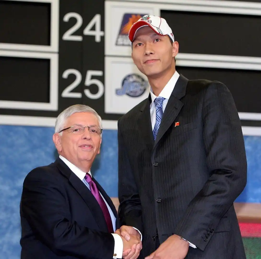 易建联转身暴扣意难平_易建联球衣nba_易建联NBA生涯最后一战