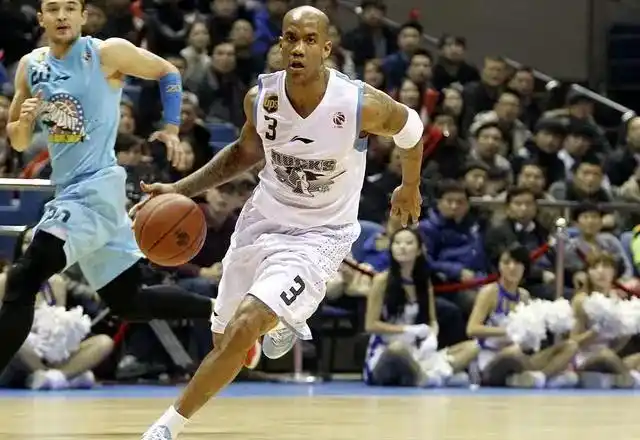马布里从NBA独狼到CBA马政委他的传奇生涯赚了多少