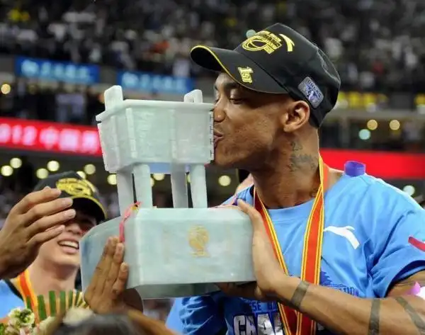 周琦NBA与CBA薪水对比_NBA球员顶薪合同对比_马布里nba薪金