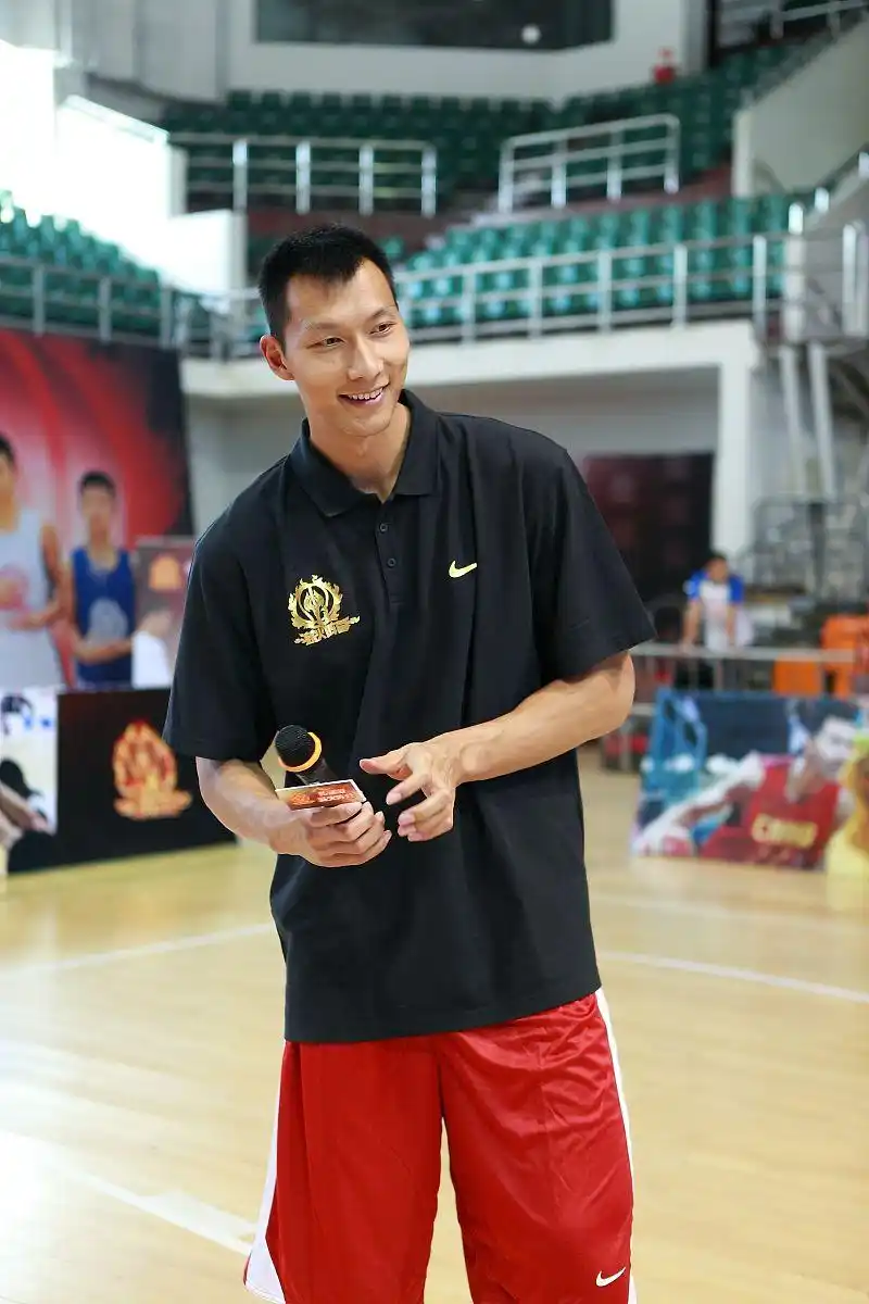 中国球员NBA发展历程_易建联NBA生涯回顾_易建联球衣nba
