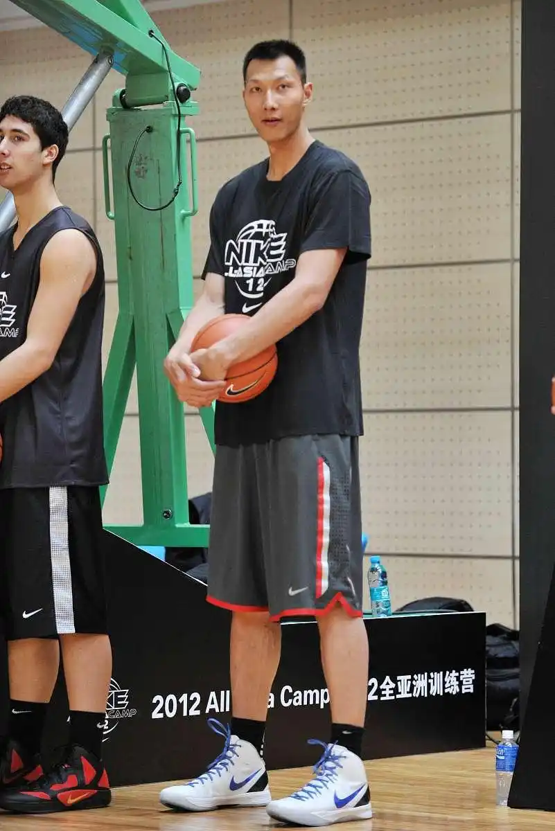 易建联球衣nba_中国球员NBA发展历程_易建联NBA生涯回顾