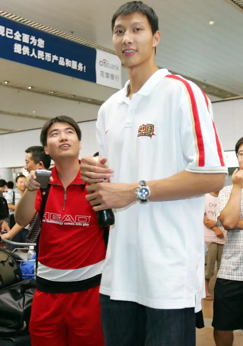 易建联球衣nba_中国球员NBA发展历程_易建联NBA生涯回顾