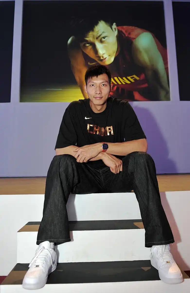 易建联球衣nba_中国球员NBA发展历程_易建联NBA生涯回顾
