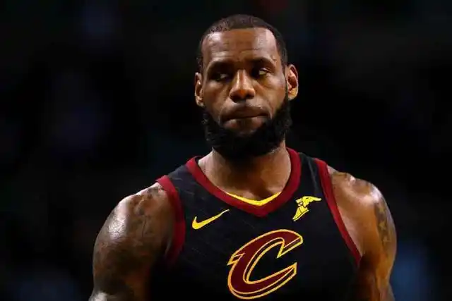 詹姆斯堪称NBA史上伟大球员之一他有哪些最佳时刻