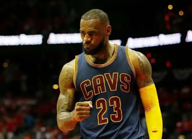 詹姆斯最年轻三万分先生记录_2007nba_勒布朗·詹姆斯NBA最伟大时刻