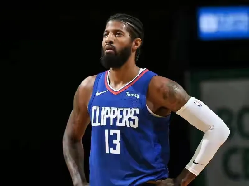 nba小前锋排名现役_NBA新赛季小前锋排名_勒布朗詹姆斯湖人队表现