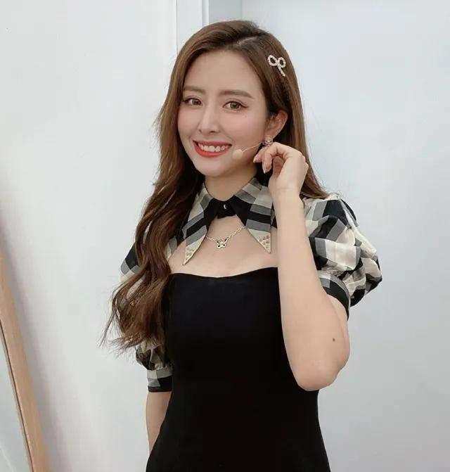 腾讯直播美女主播小楠_nba主播小楠_NBA季前赛美女主播