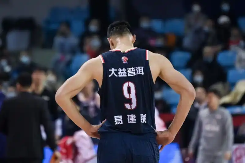易建联 退役 职业生涯纪录_易建联 CBA 总冠军 荣誉成就_易建联现在在nba吗