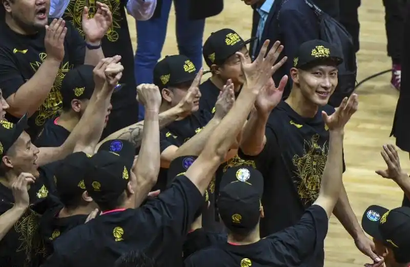 易建联现在在nba吗_易建联 退役 职业生涯纪录_易建联 CBA 总冠军 荣誉成就
