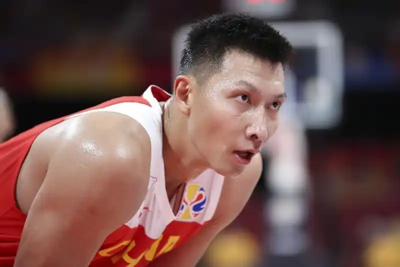 易建联现在在nba吗_易建联 退役 职业生涯纪录_易建联 CBA 总冠军 荣誉成就