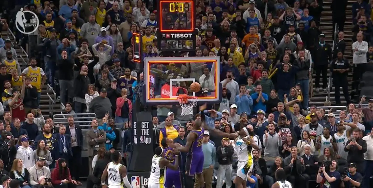 詹姆斯湖人补篮绝杀_nba湖人绝杀热火_詹姆斯NBA历史压哨绝杀