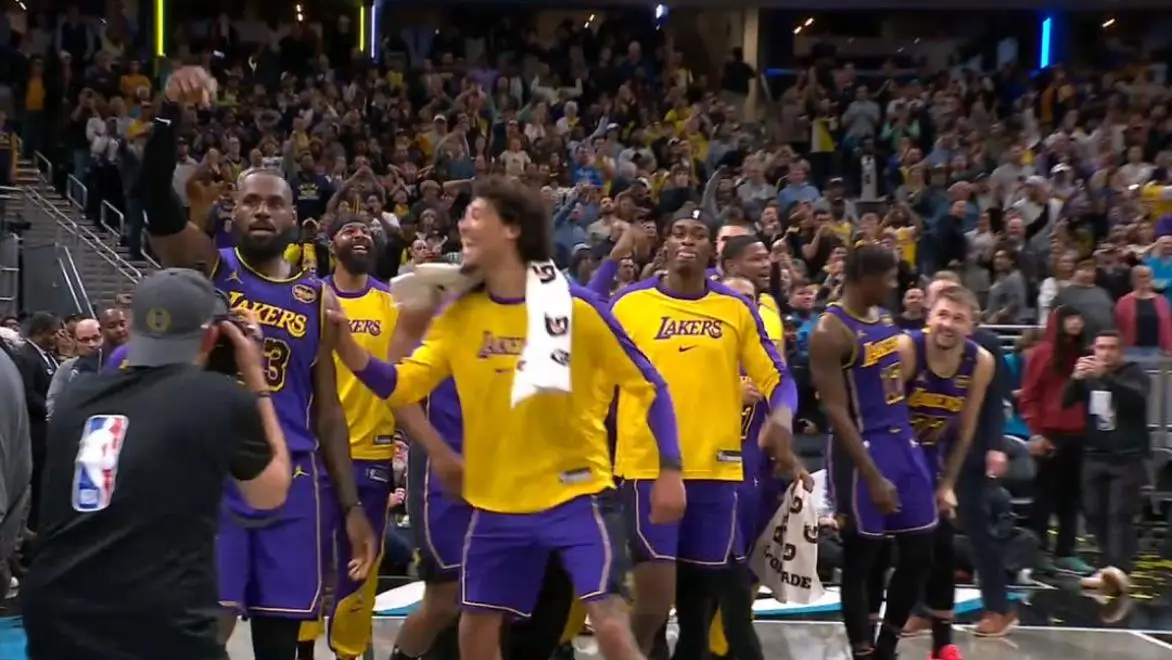 詹姆斯NBA历史压哨绝杀_nba湖人绝杀热火_詹姆斯湖人补篮绝杀