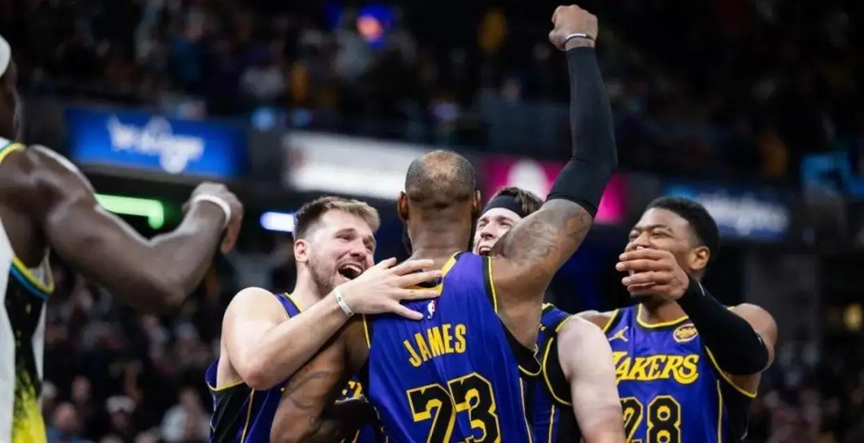 詹姆斯湖人补篮绝杀_nba湖人绝杀热火_詹姆斯NBA历史压哨绝杀