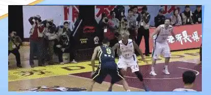 易建联滑翔暴扣NBA十佳球_易建联nba扣篮_易建联CBA扣篮瞬间
