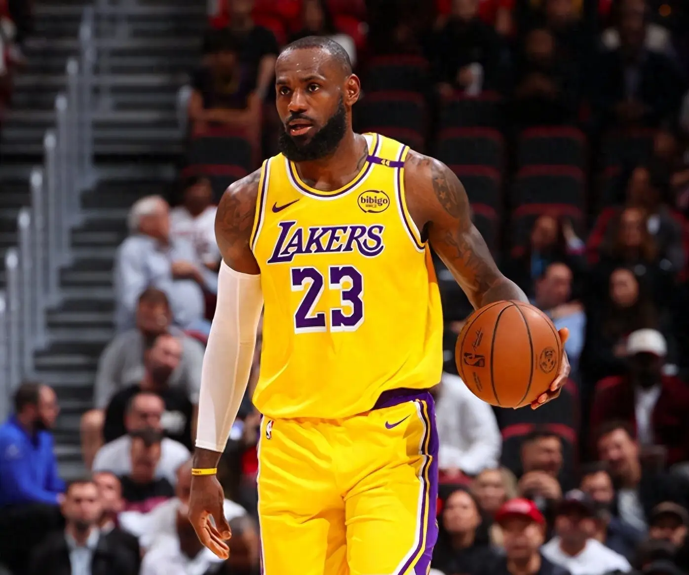 12月5日NBA常规赛湖人客场惨败热火开局即陷困境
