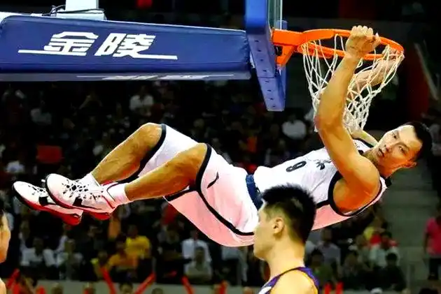 易建联NBA扣篮技巧_易建联nba扣篮_易建联CBA暴扣能力