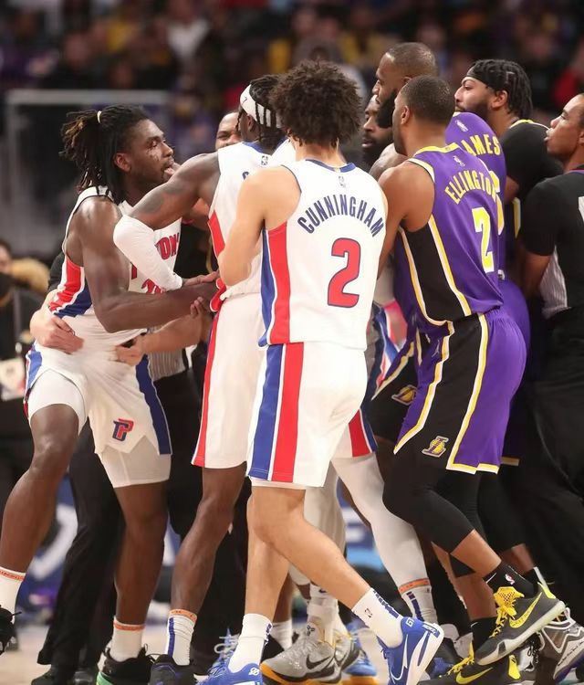NBA球员打架处罚案例_NBA季后赛打架事件责任_nba比赛打架